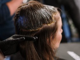 woman getting her hair color