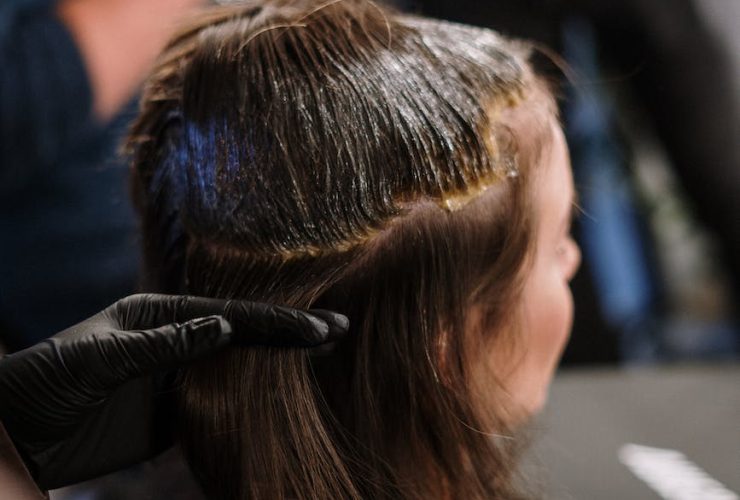 woman getting her hair color