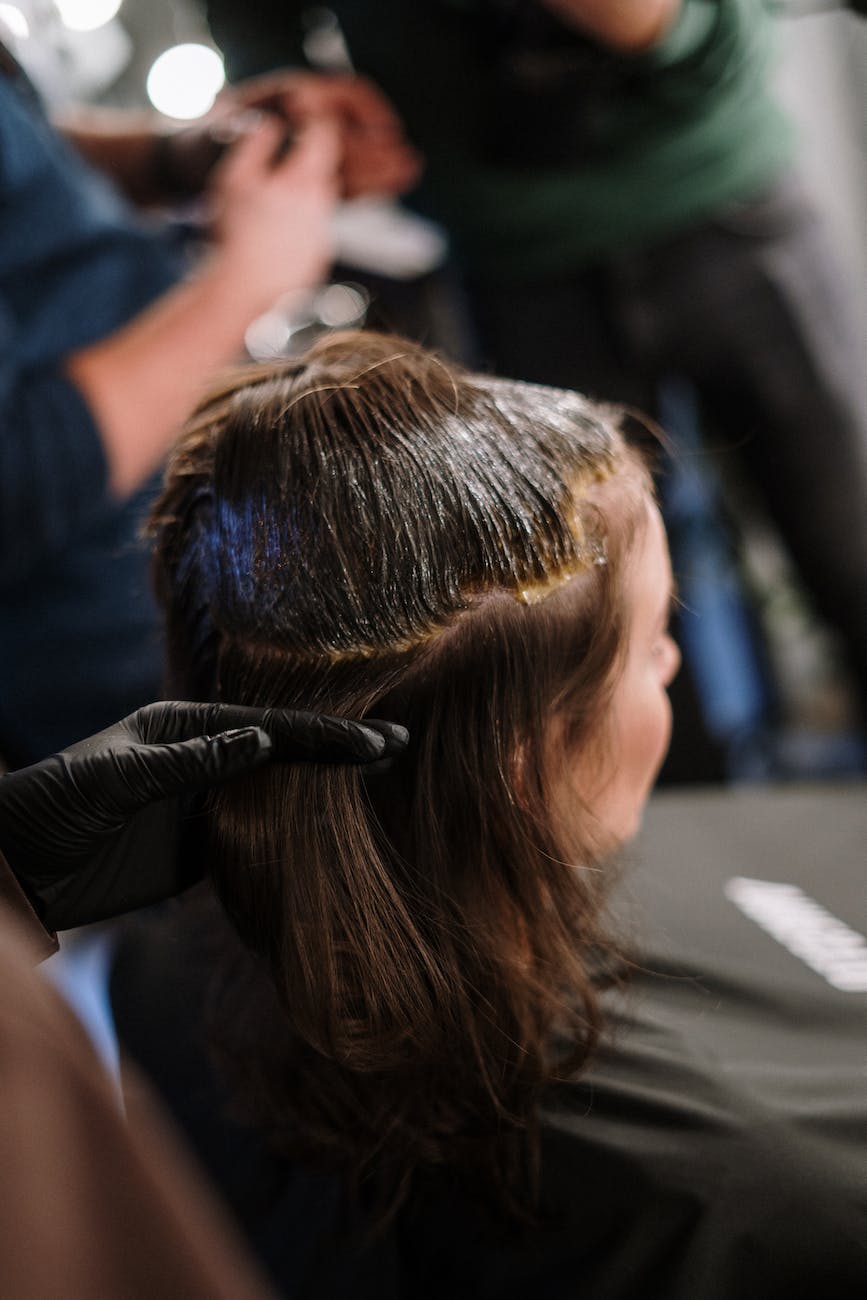 woman getting her hair color