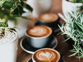 shallow focus photography of coffee late in mug on table