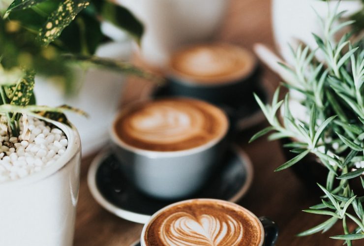 shallow focus photography of coffee late in mug on table