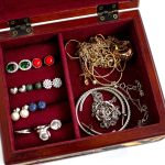 Gouden en zilveren sieraden op een pols, voor het bepalen van de juiste metaalkleur bij je huidtint
