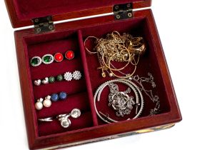 Gouden en zilveren sieraden op een pols, voor het bepalen van de juiste metaalkleur bij je huidtint