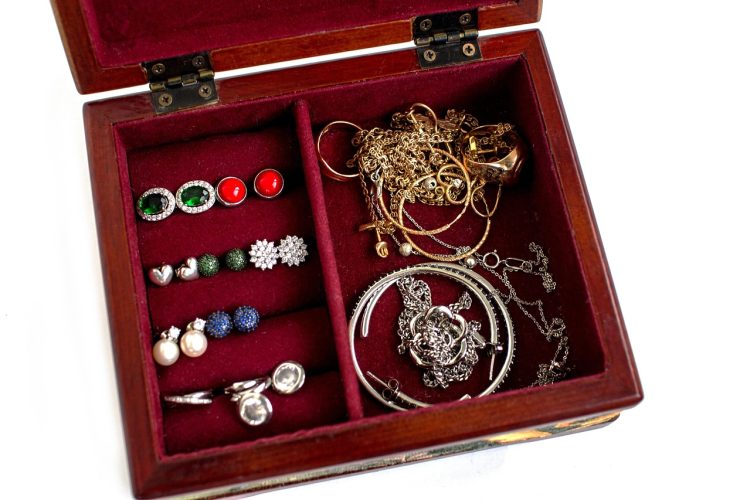 Gouden en zilveren sieraden op een pols, voor het bepalen van de juiste metaalkleur bij je huidtint