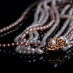 Vrouw in kantooroutfit met een chunky gouden schakelketting als statement sieraad