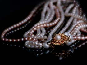 Vrouw in kantooroutfit met een chunky gouden schakelketting als statement sieraad