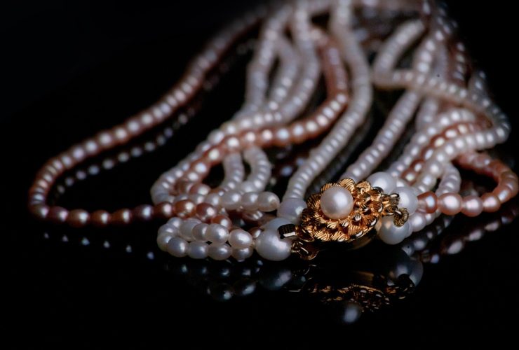 Vrouw in kantooroutfit met een chunky gouden schakelketting als statement sieraad