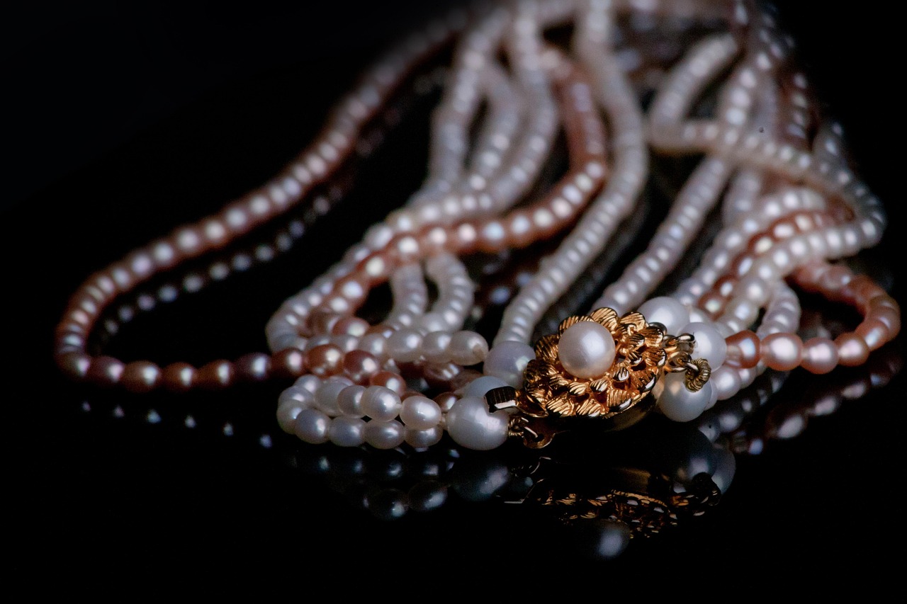 Vrouw in kantooroutfit met een chunky gouden schakelketting als statement sieraad
