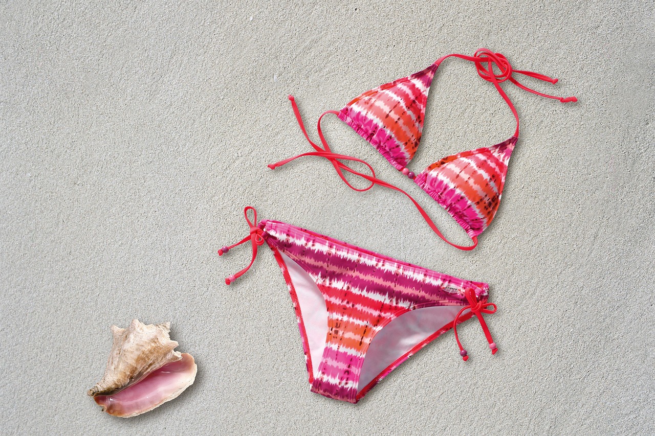 Vrouw op het strand in een duurzame zwembroek van gerecycled materiaal