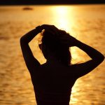 Vrouw met los haar op het strand in de zomer