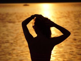 Vrouw met los haar op het strand in de zomer
