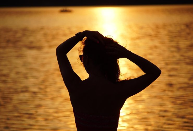 Vrouw met los haar op het strand in de zomer
