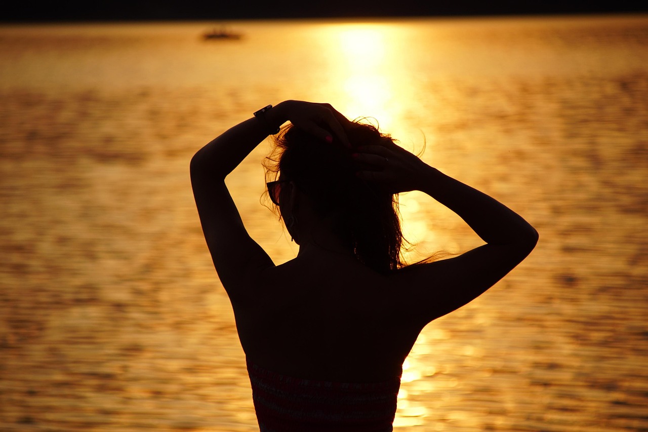 Vrouw met los haar op het strand in de zomer