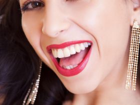 Vrouw met meerdere gouden en zilveren oorknoppen in verschillende formaten in een ear party opstelling
