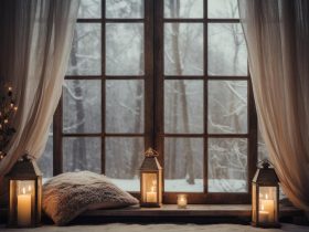 Een sfeervol ingerichte zomerse buitenruimte met loungestoelen, plantenpotten en snoerverlichting op een terras