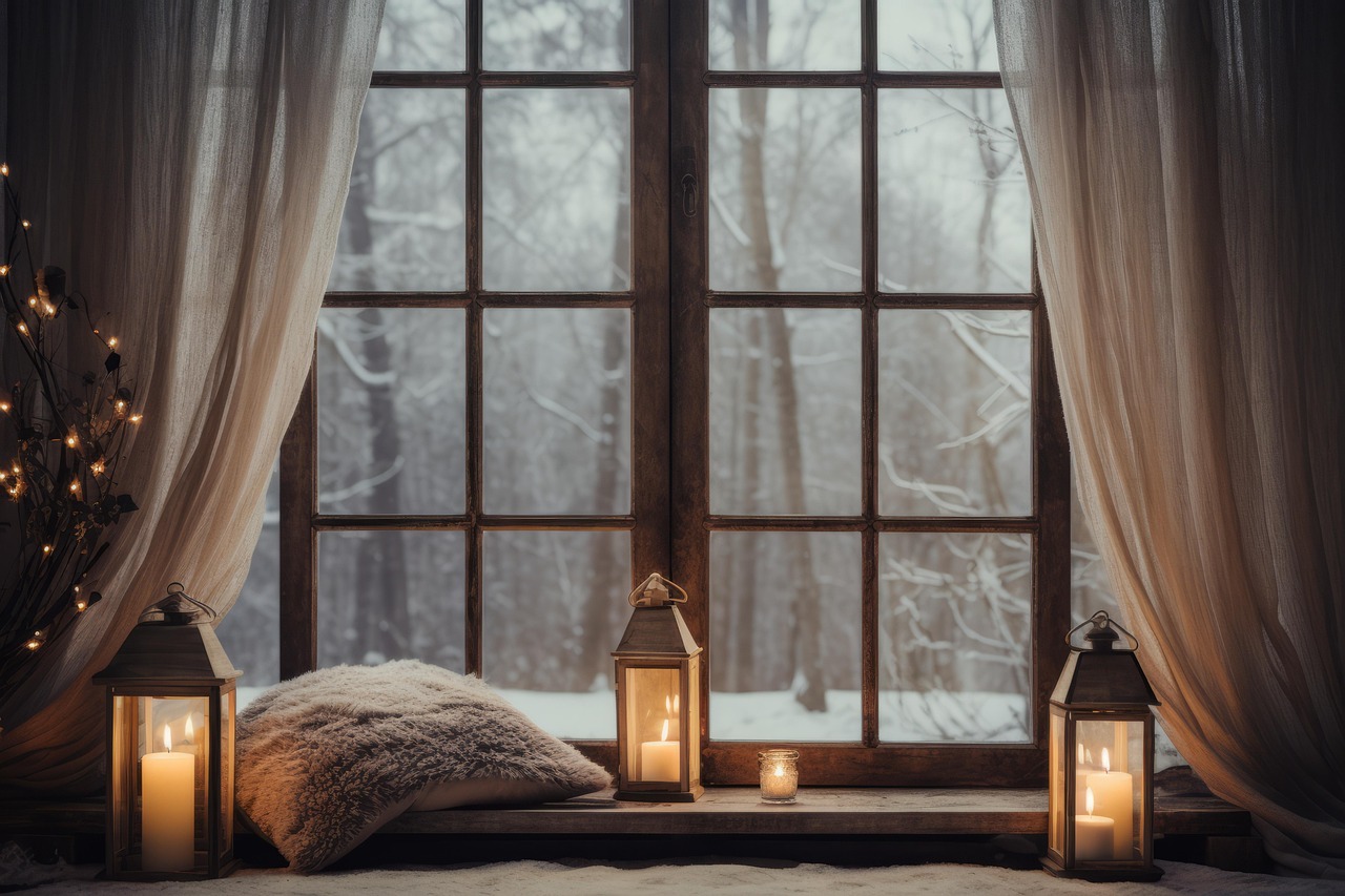 Een sfeervol ingerichte zomerse buitenruimte met loungestoelen, plantenpotten en snoerverlichting op een terras