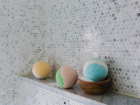 Rijen beautyproducten op een badkamerplank, waaronder lotions en gezichtsverzorging in meerdere flacons