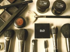 Diverse make-upproducten zoals foundation, concealer en highlighter uitgestald op een witte ondergrond