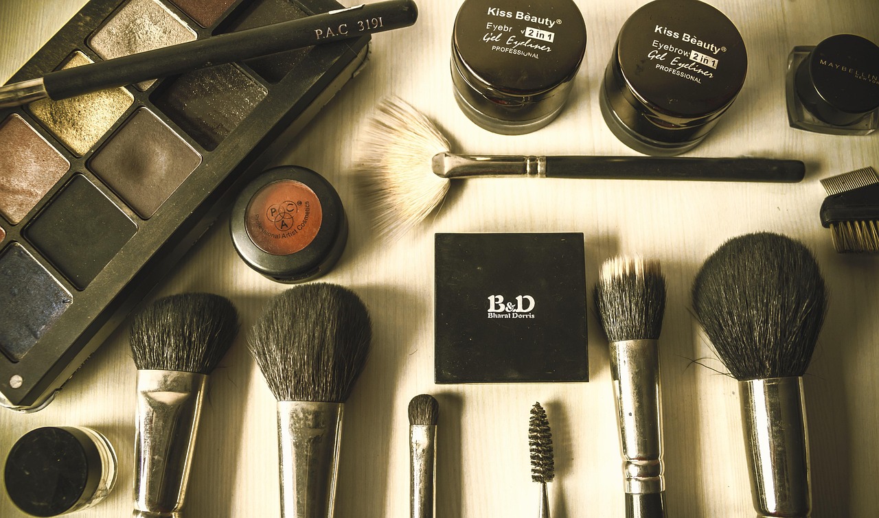 Diverse make-upproducten zoals foundation, concealer en highlighter uitgestald op een witte ondergrond