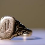 Juwelier die een gouden ring nauwkeurig inspecteert met een loep in een werkplaats