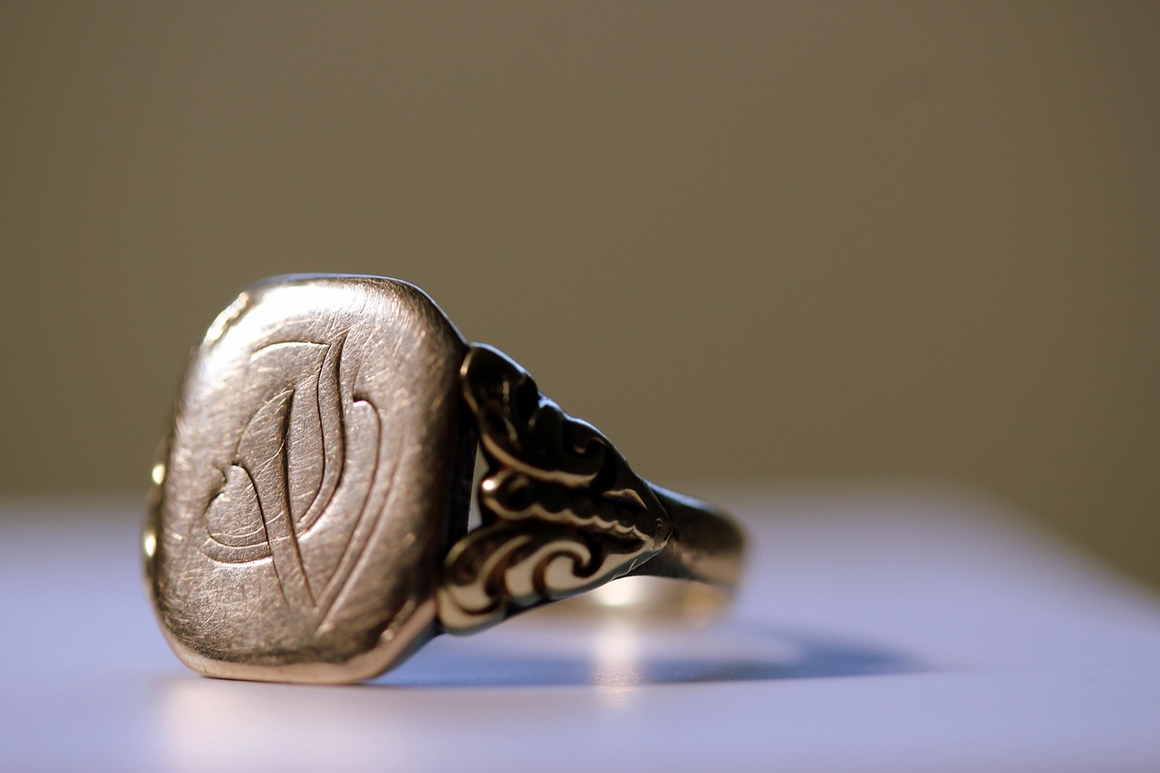 Juwelier die een gouden ring nauwkeurig inspecteert met een loep in een werkplaats
