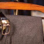 Vrouw met brede riem over een oversized blazer voor een gedefinieerd silhouet