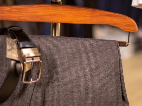 Vrouw met brede riem over een oversized blazer voor een gedefinieerd silhouet