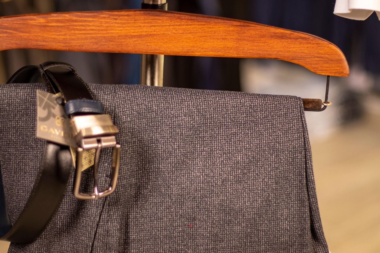 Vrouw met brede riem over een oversized blazer voor een gedefinieerd silhouet