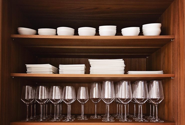 Een op maat gemaakte ingebouwde houten kledingkast in een moderne slaapkamer