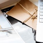 Bruidssieraden en haarspelden netjes uitgestald op een lichte ondergrond na de bruiloft