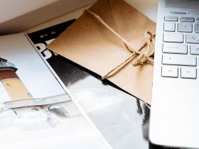 Bruidssieraden en haarspelden netjes uitgestald op een lichte ondergrond na de bruiloft