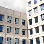 Lege woonkamer in een nieuwbouwhuis met kale muren en betonvloer