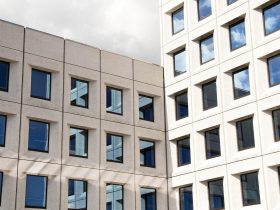 Lege woonkamer in een nieuwbouwhuis met kale muren en betonvloer