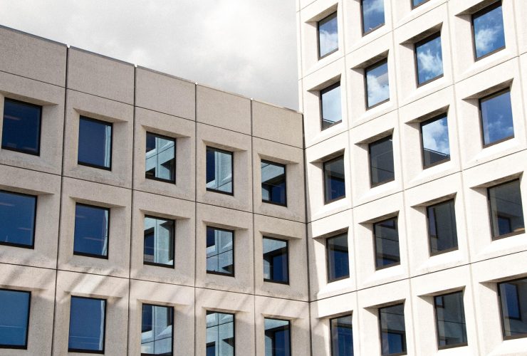 Lege woonkamer in een nieuwbouwhuis met kale muren en betonvloer