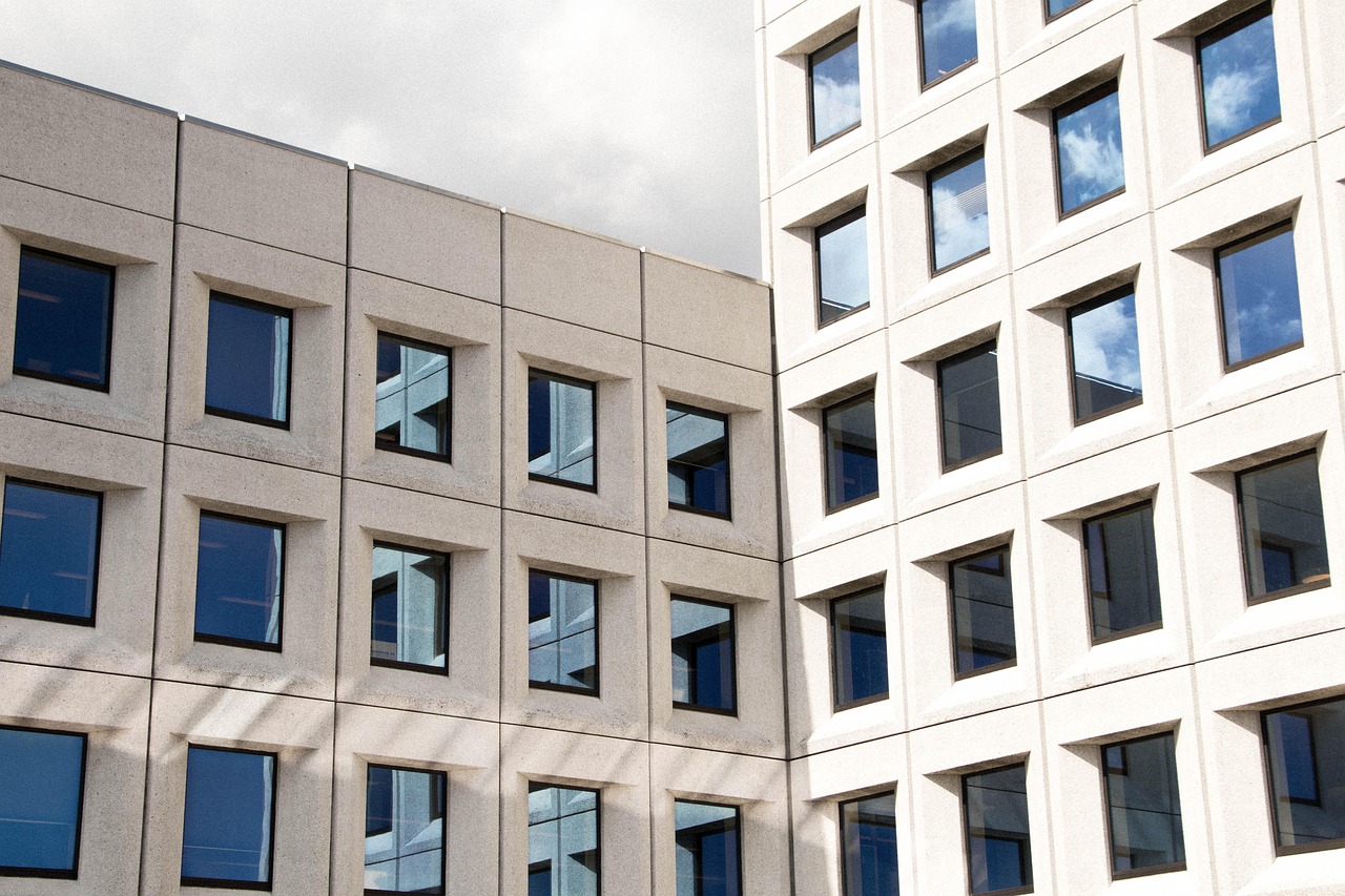 Lege woonkamer in een nieuwbouwhuis met kale muren en betonvloer