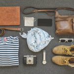 Een rode leren tas als stijlvol middelpunt van een complete outfit