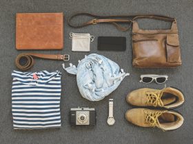 Een rode leren tas als stijlvol middelpunt van een complete outfit