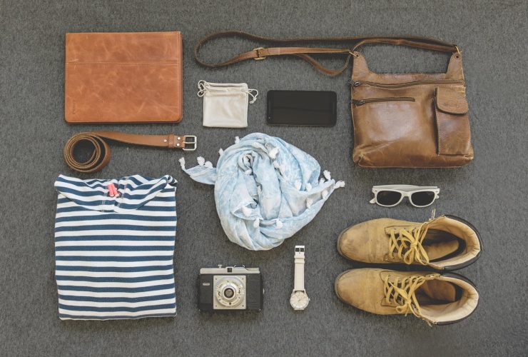 Een rode leren tas als stijlvol middelpunt van een complete outfit