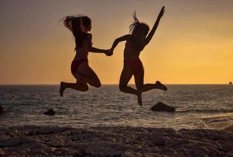 Meisje in UV-beschermende zwemkleding met lange mouwen op het strand