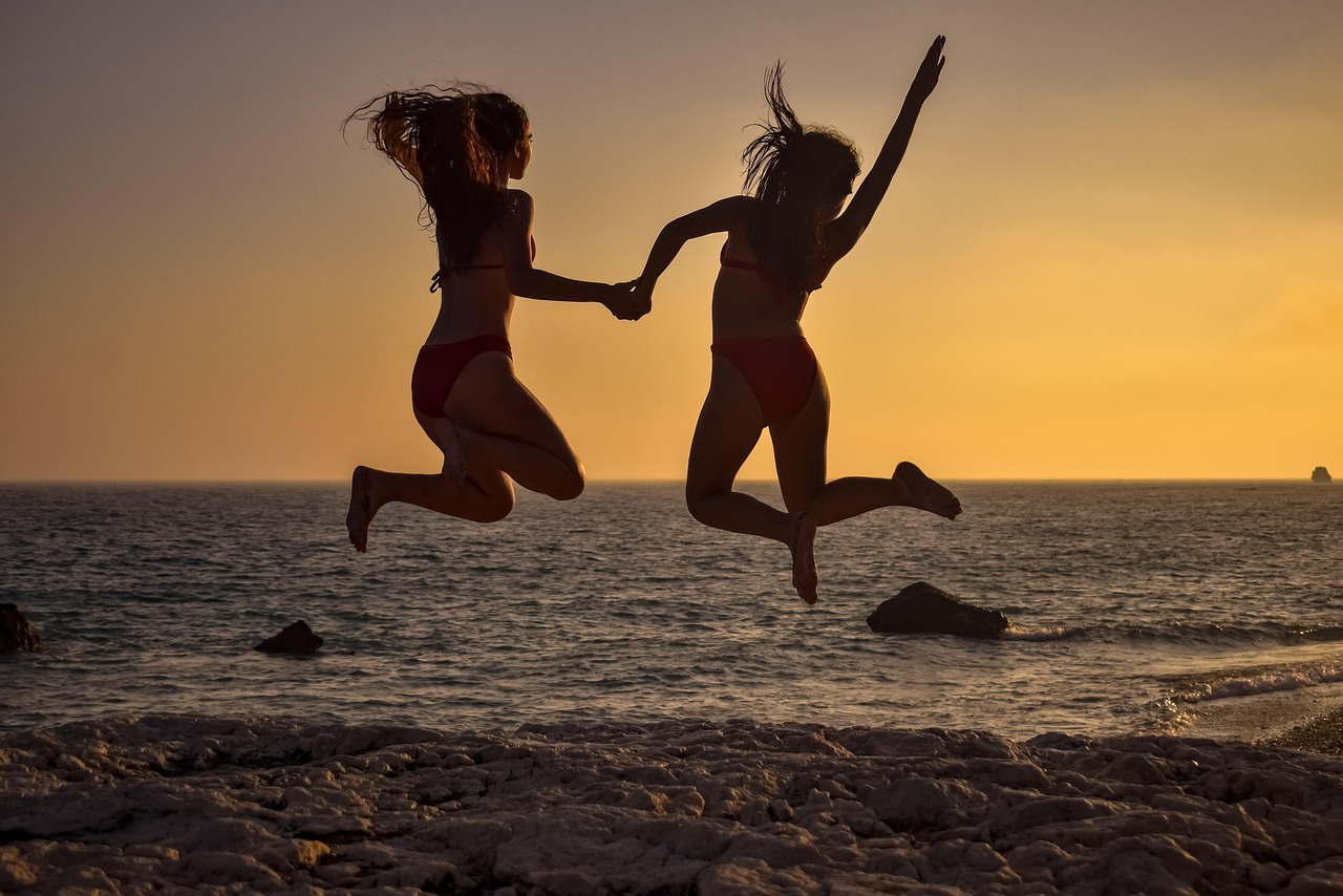 Meisje in UV-beschermende zwemkleding met lange mouwen op het strand
