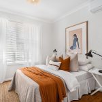 Interieur van een kubuswoning met hoge vide en open woonruimte