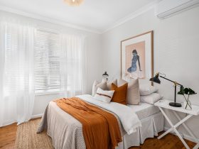 Interieur van een kubuswoning met hoge vide en open woonruimte